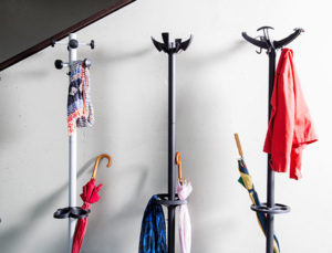 Tabourets, tables, portemanteaux