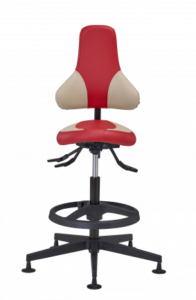 Tabourets, tables, portemanteaux