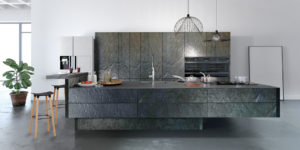 Tabourets, tables, portemanteaux